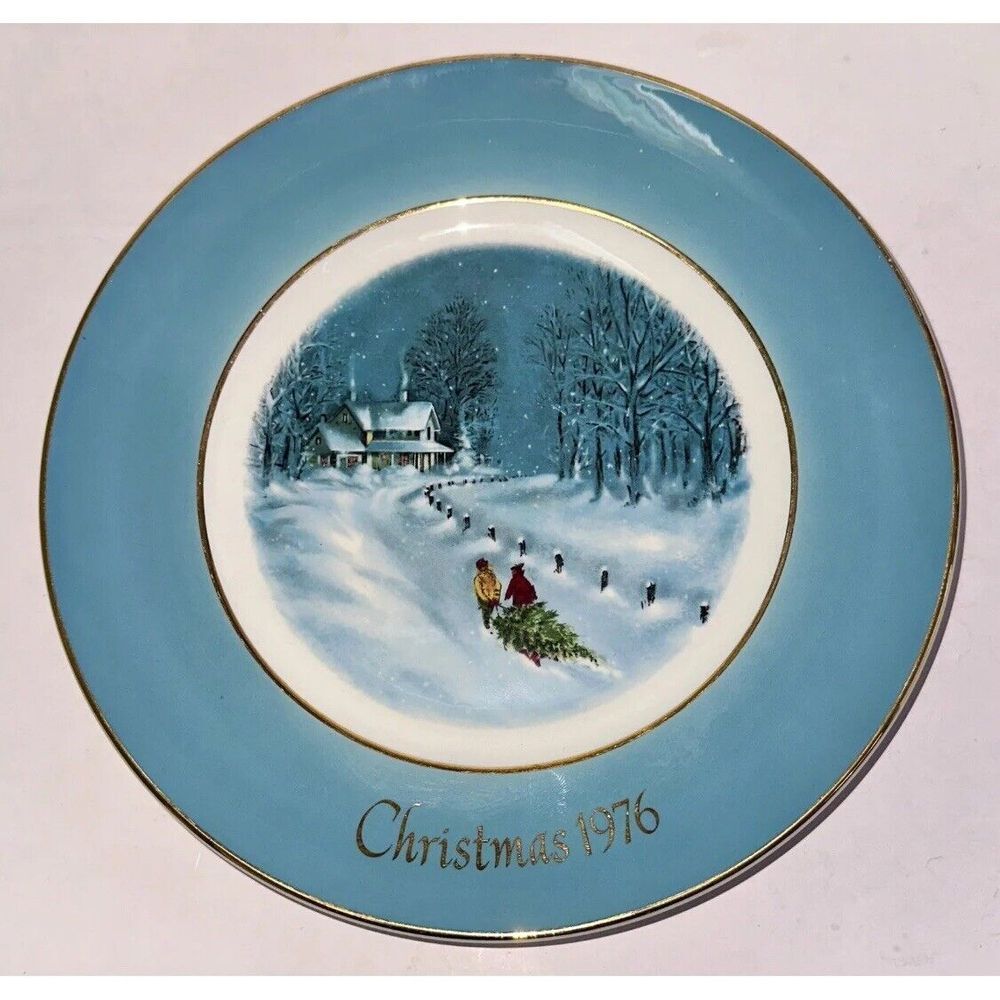 Vintage Avon Christmas Plate‎ 1976 Bringing Home the Tree with Original Box